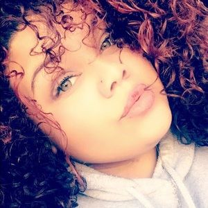 Meet your Posher, Makaya